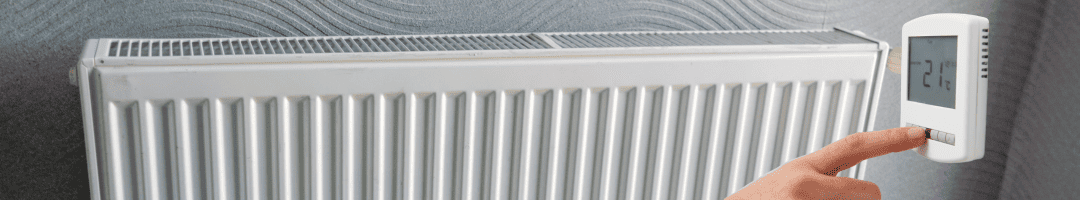 photo d'un radiateur et d'un thermostat de chaudière installée dans une maison à Caen
